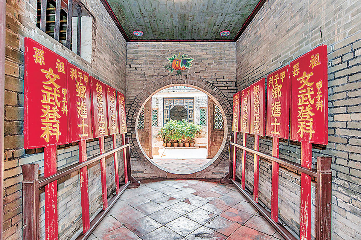 ■清暑軒通道上放滿功名牌。