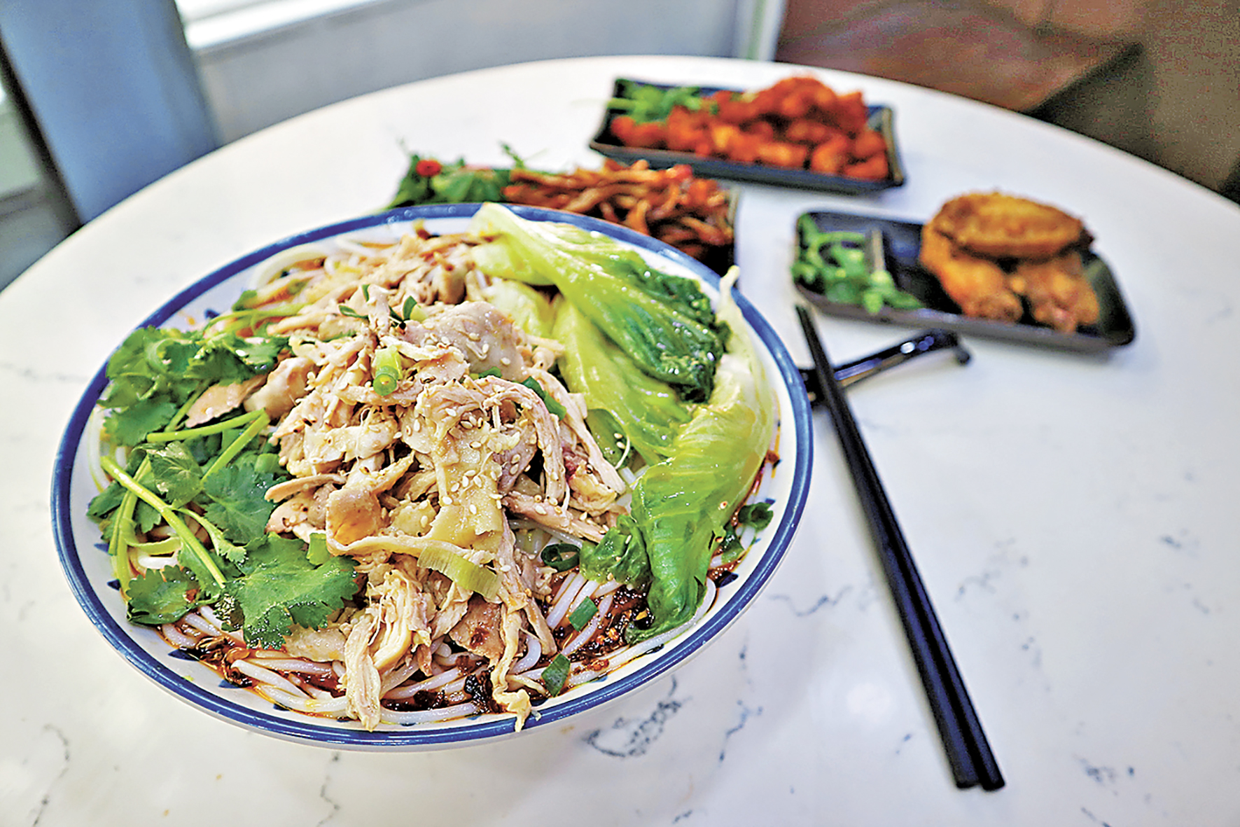 ■麻辣手撕雞米線，辣度可選大、中、小辣。