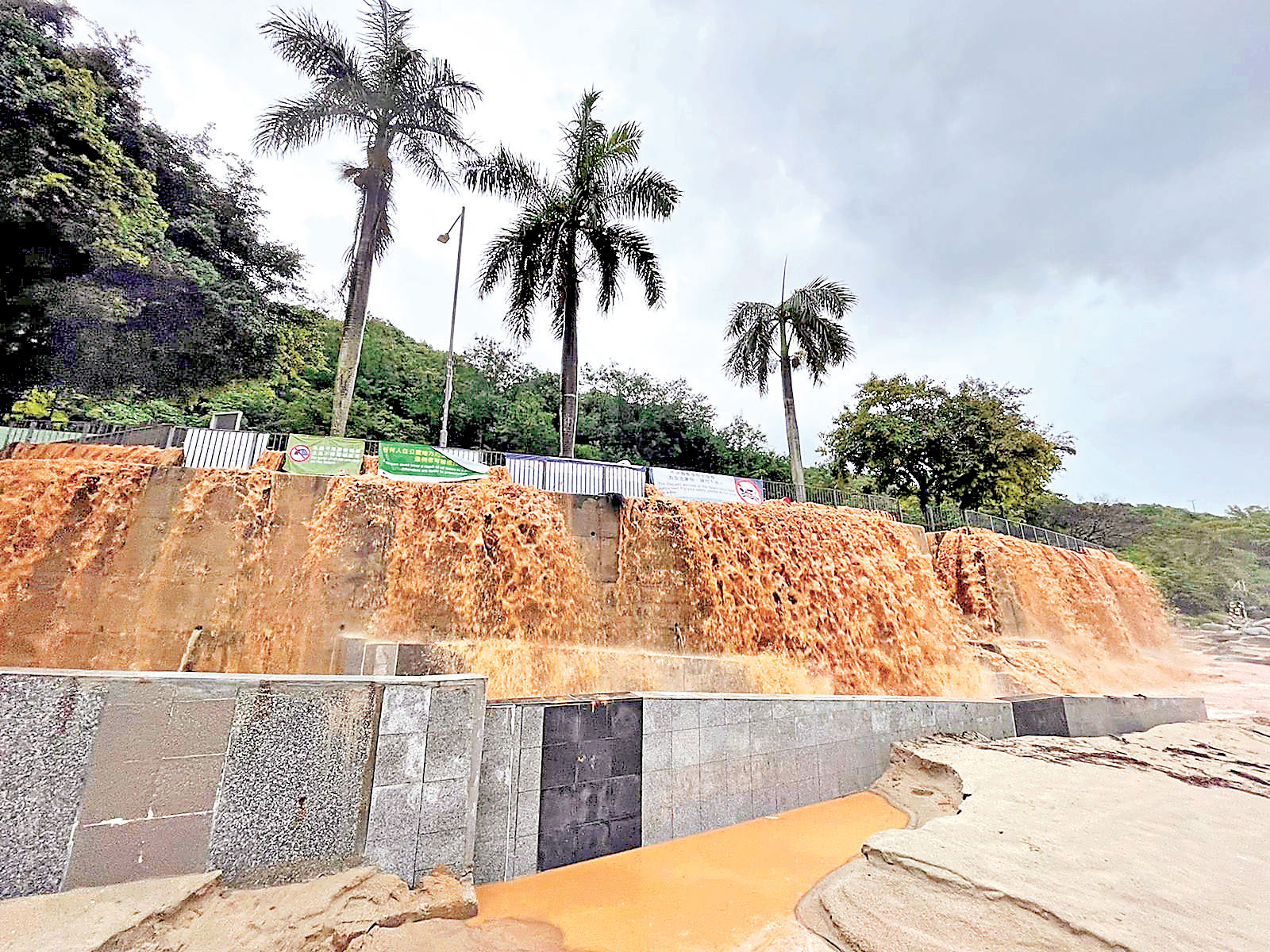 ■早前世紀暴雨襲港。