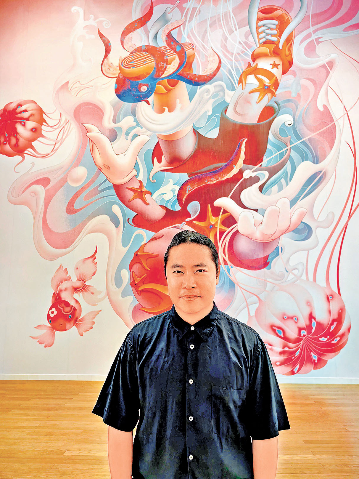 ■簡明在「無盡之旋III」展覽主視覺作品前。