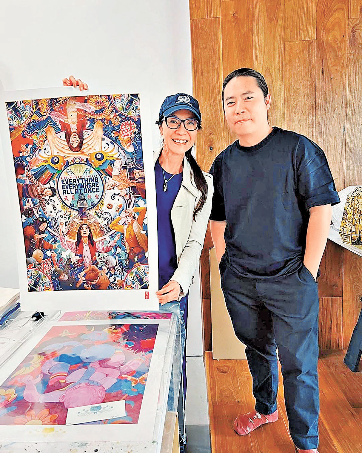 ■簡明和舉着《奇異女俠玩救宇宙》海報的楊紫瓊合照。  受訪者供圖