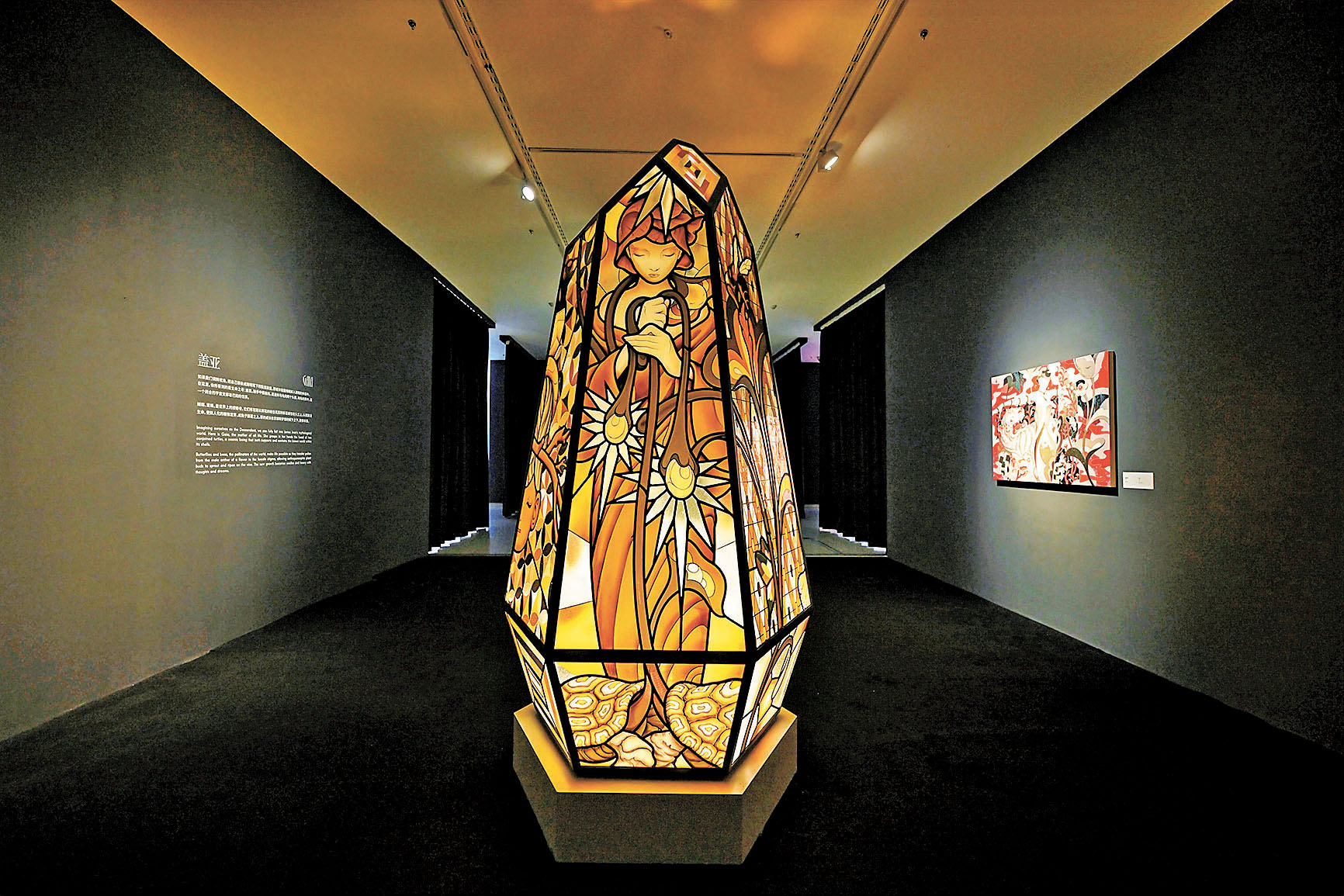 ■彩色玻璃雕塑《蓋亞》。