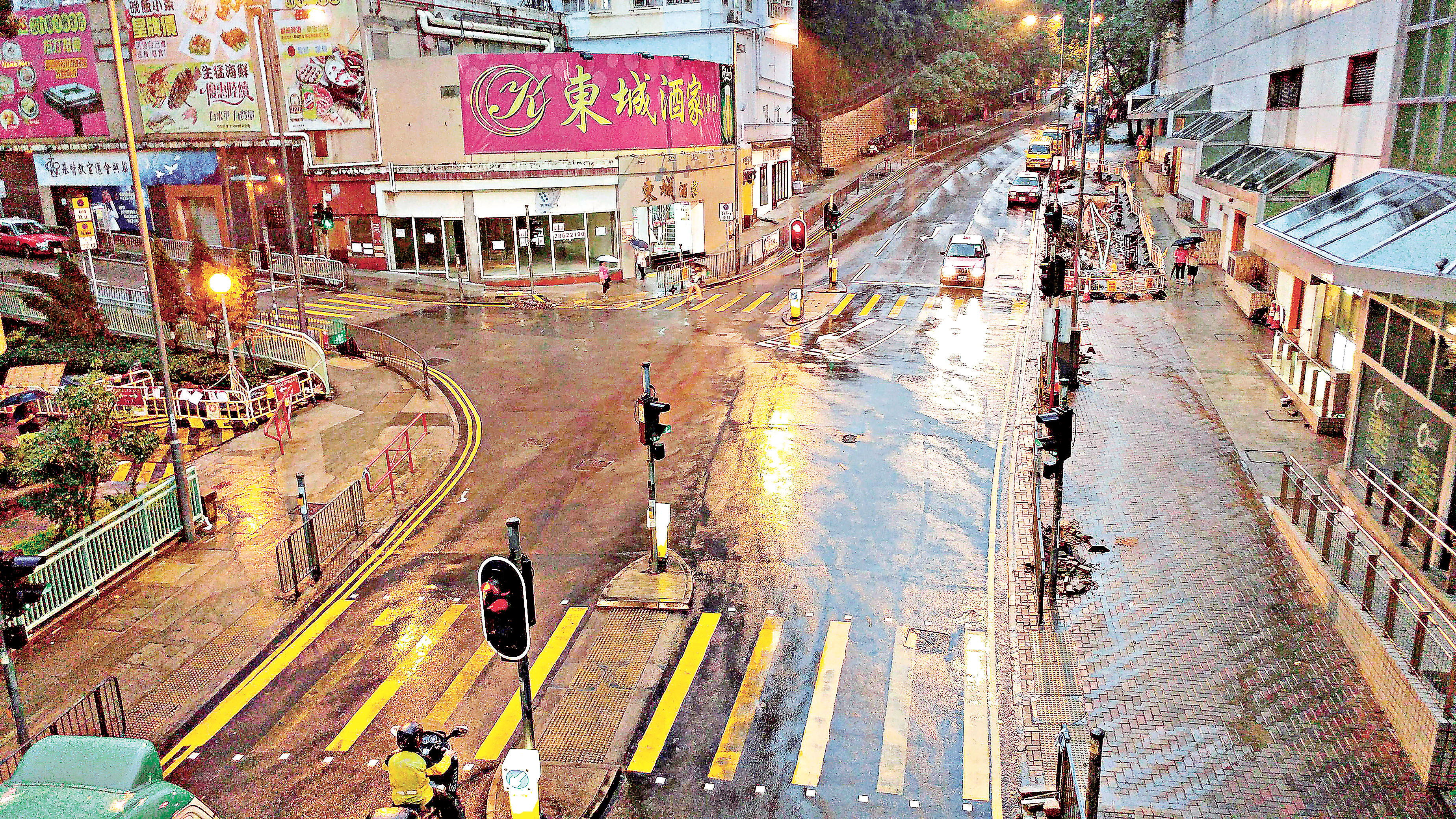 ■在強颱風和暴雨下，市面滿目瘡痍。   資料圖片