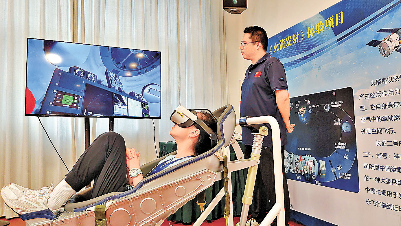 ■體驗營學員透過虛擬實景體驗火箭發射。 政府新聞處