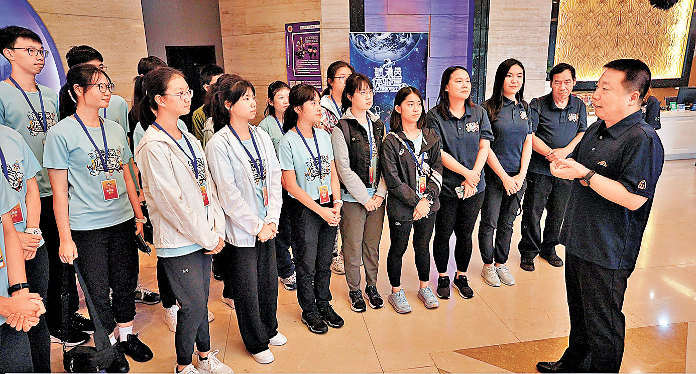 ■中國首位太空人楊利偉（右一）與體驗營學員見面交流。 政府新聞處
