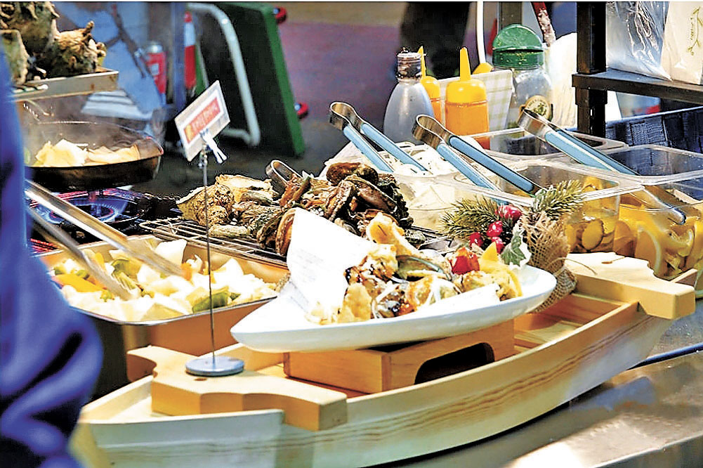 ■有攤位出售的海鮮船是海鮮大雜燴。