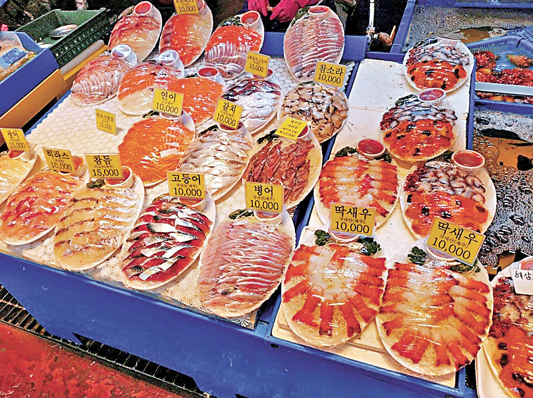 ■各式生魚片琳琅滿目。