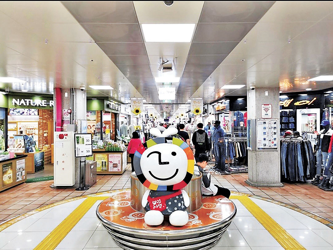 ■中央地下街有出售日常用品和衣着的商店。