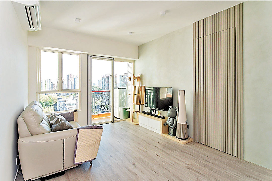 ■客廳旁一幅隱蔽式的木條子牆和房門，美觀又實用。