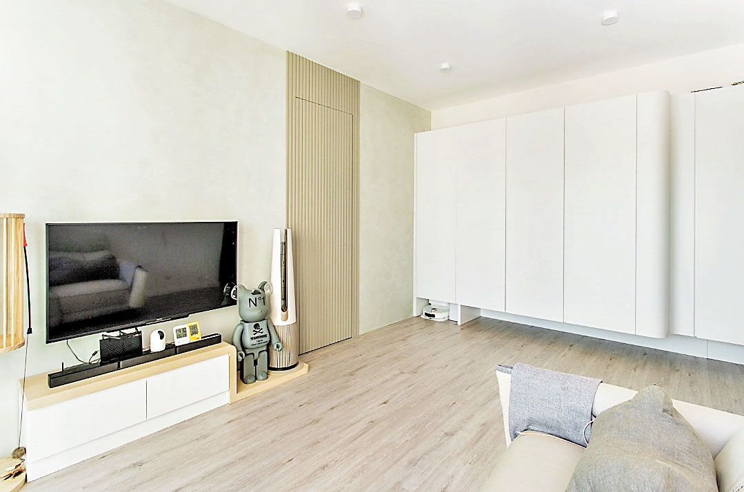 ■客廳一旁有一組直通到頂的白色收納櫃。