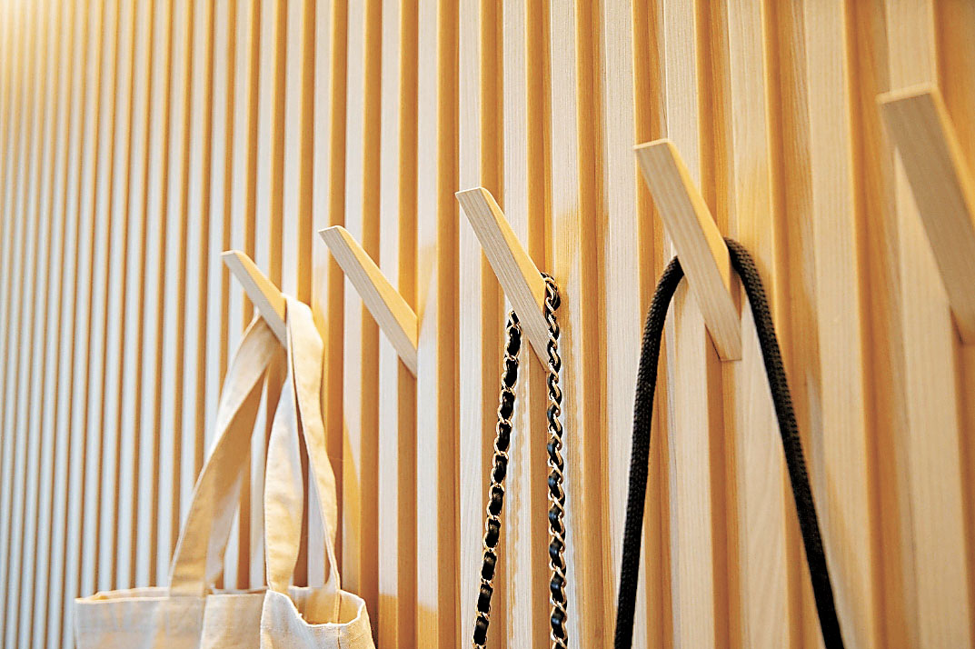 ■木條子牆配合掛鈎可掛衣服。