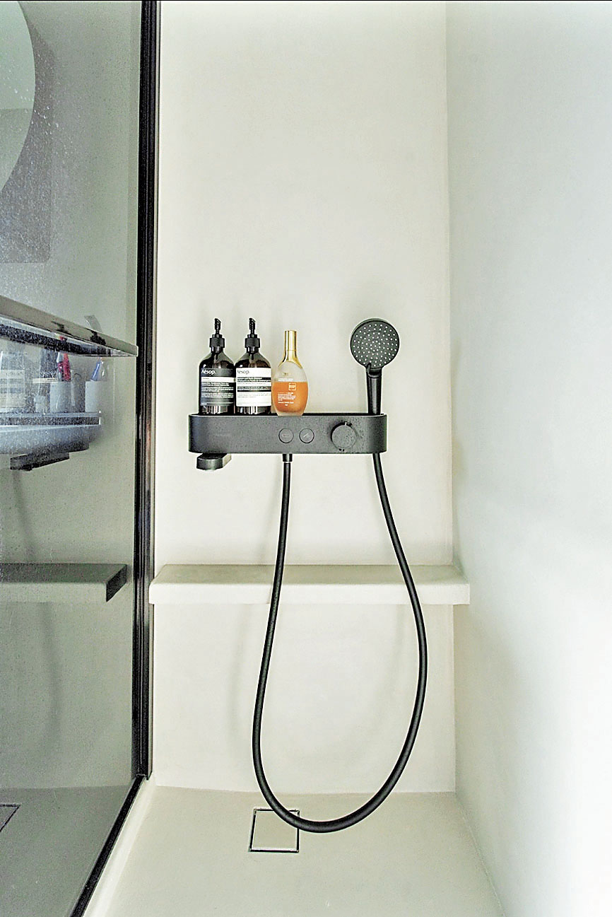 ■浴室採用反光的黑色趟門，配合黑色的花灑喉設備。