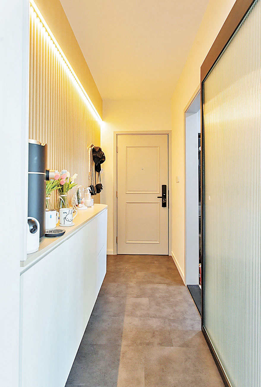 ■玄關旁邊設計了木條子特色牆，增加美觀。