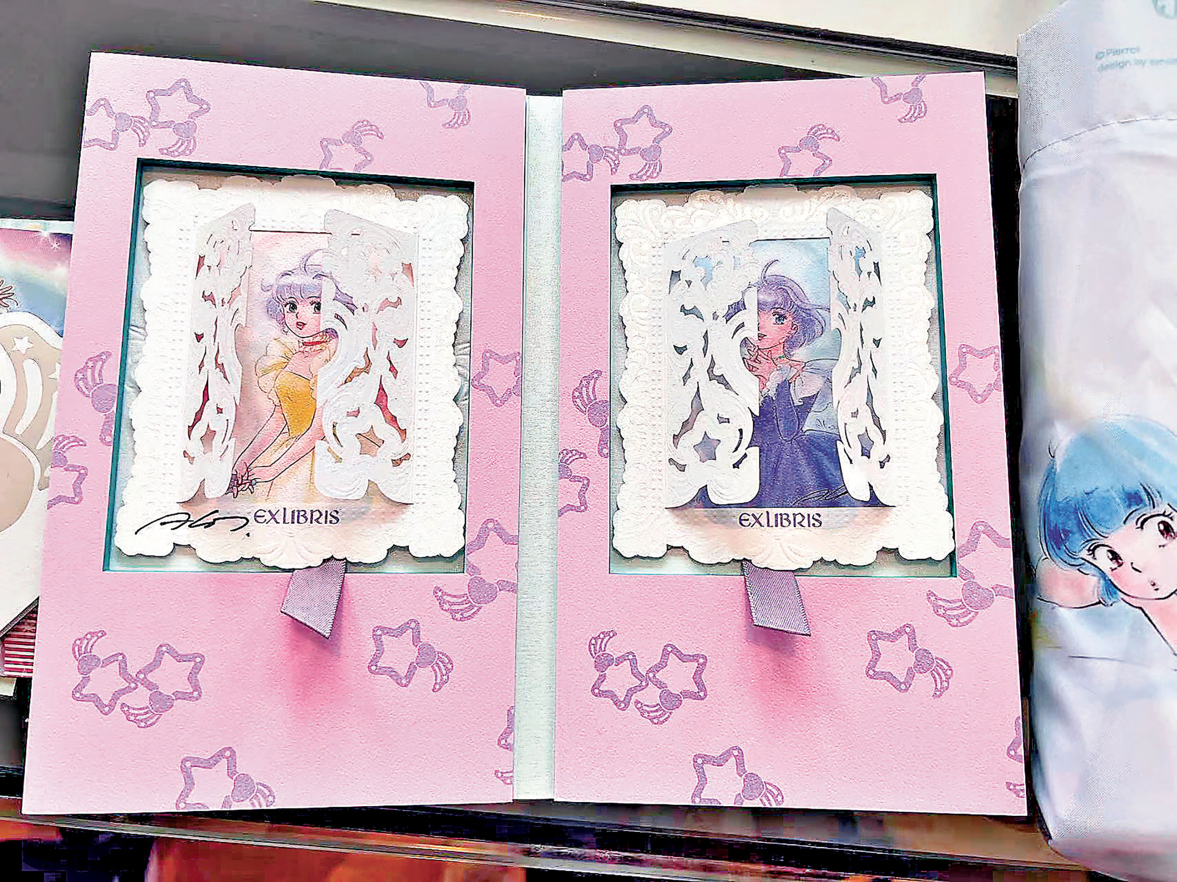 ■紀念藏書票上有高田明美的親筆簽名。