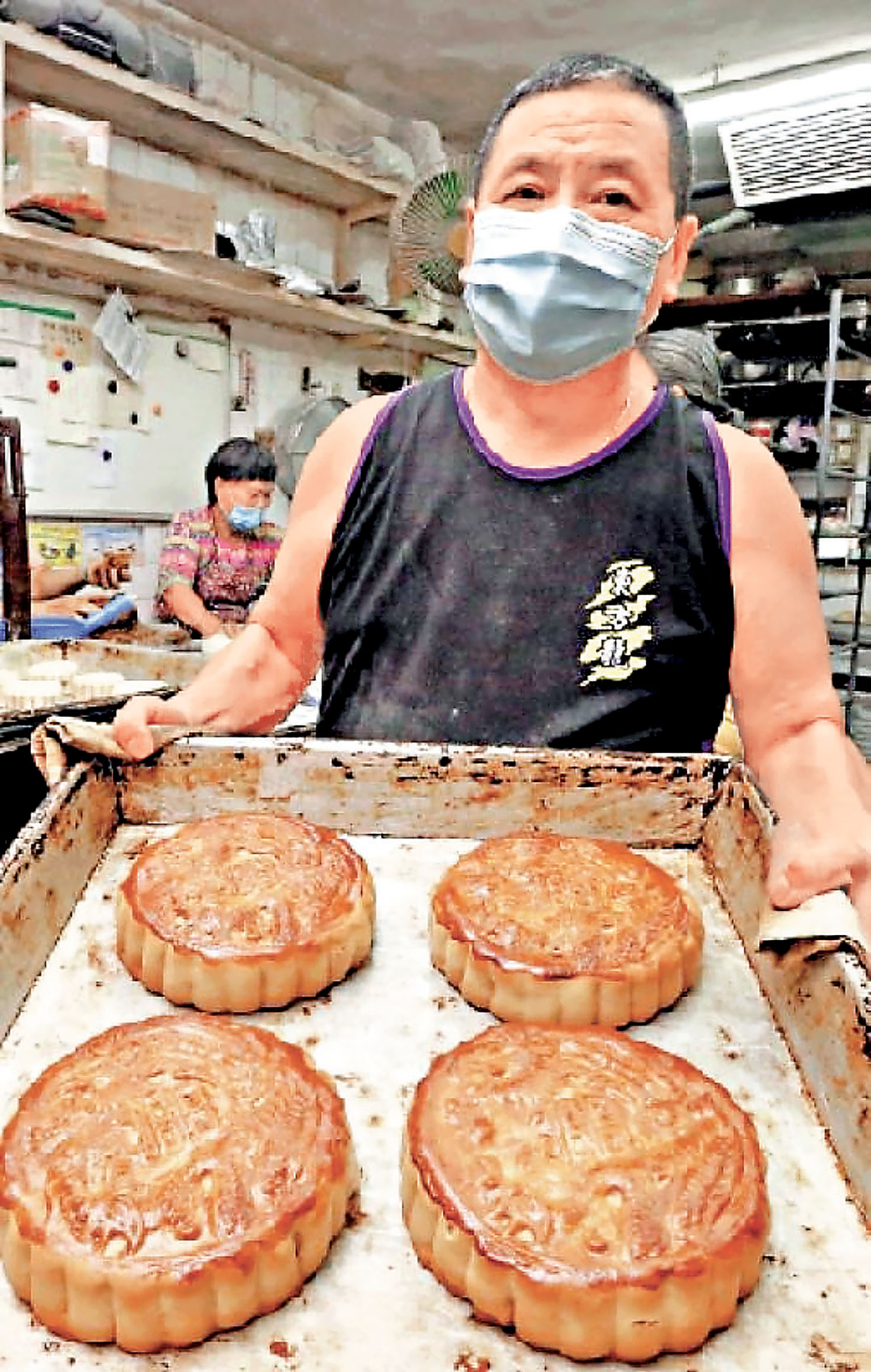 ■長洲郭錦記除了太平包馳名外，傳統月餅亦堅持本地製作。