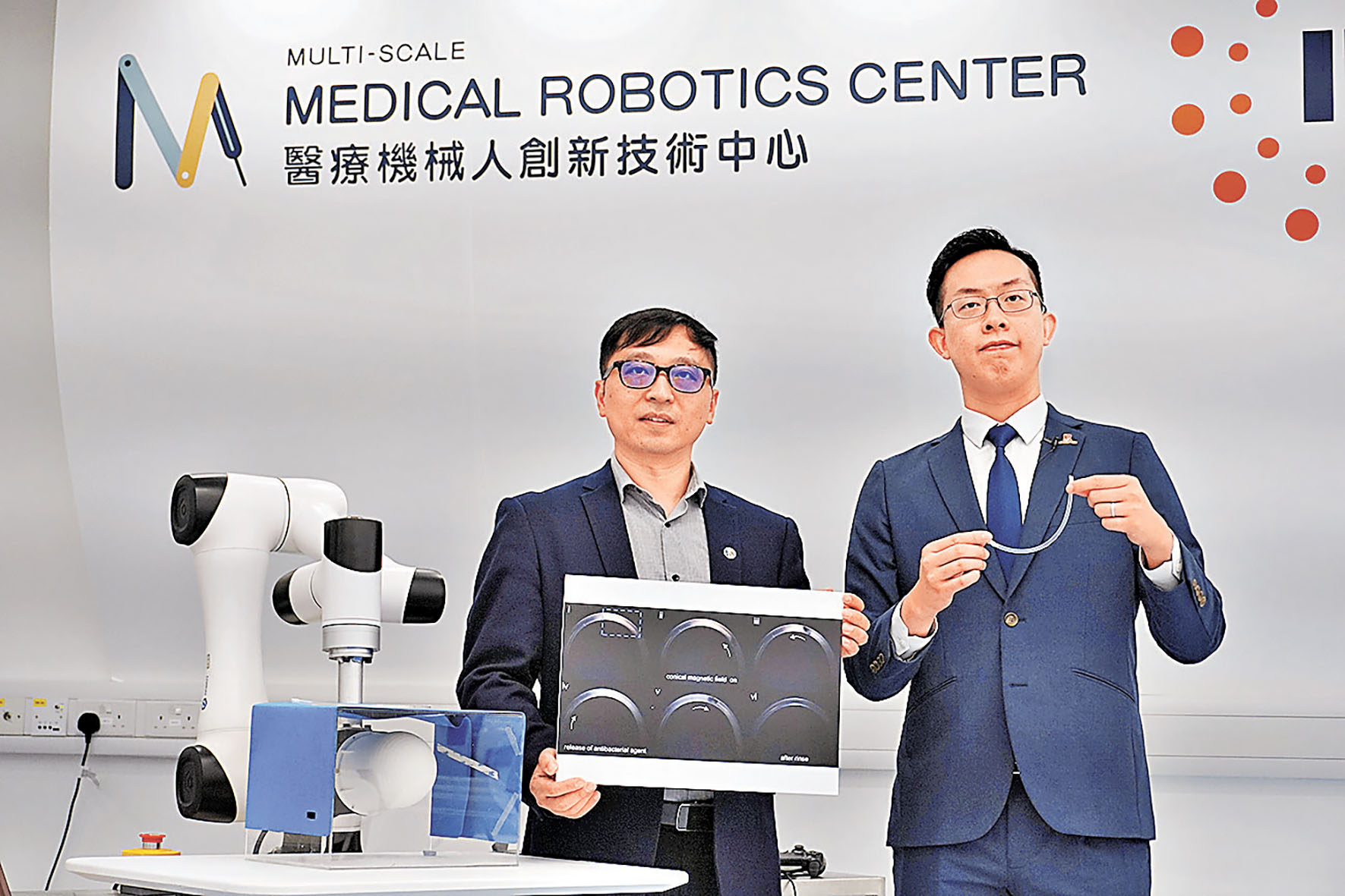 ■張立（左）指微型機械人在不同醫學應用上有巨大潛力。圖右為陳啟楓。 中大圖片
