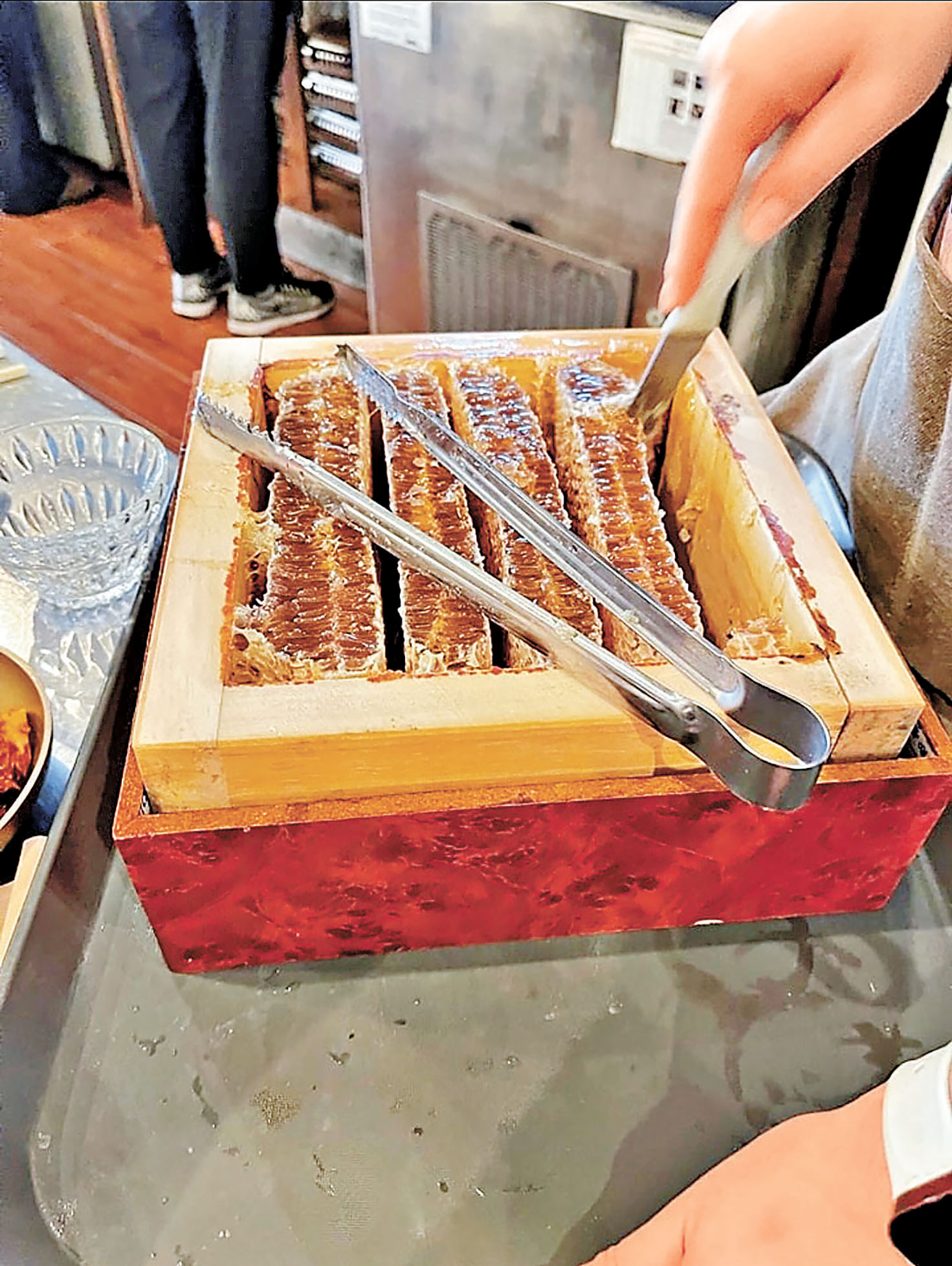 ■店員抬出一個裝有蜂巢的箱子。