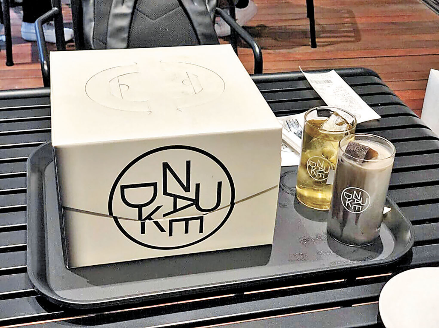 ■NUDAKE Cafe超級有質感的蛋糕外盒。