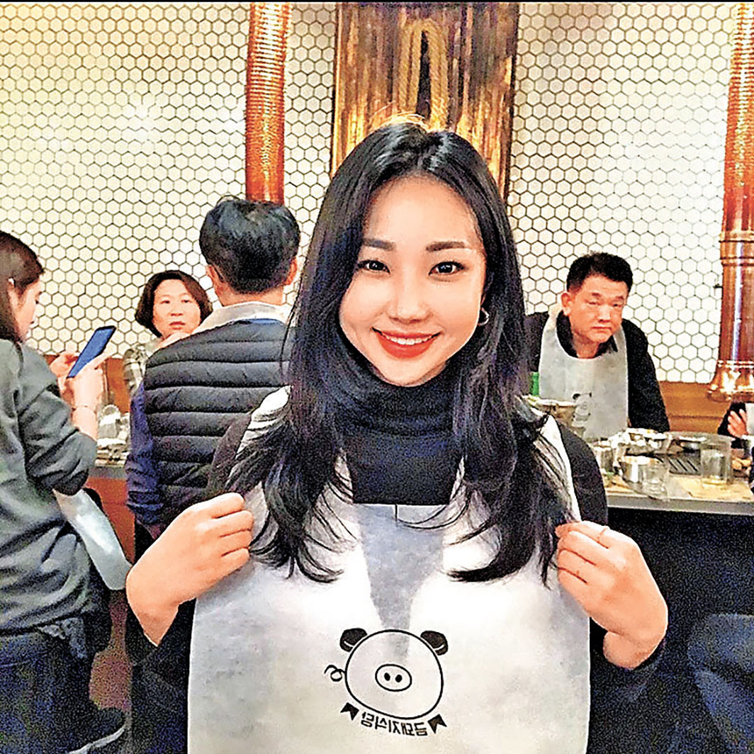 ■到金豬食堂燒烤，會派一件紙造的背心，不怕整污糟件衫。