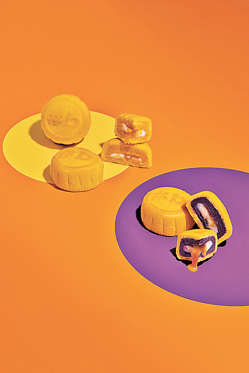 ■奶黃拔絲麻糬月餅（左）與紫薯流心蛋黃麻糬月餅。