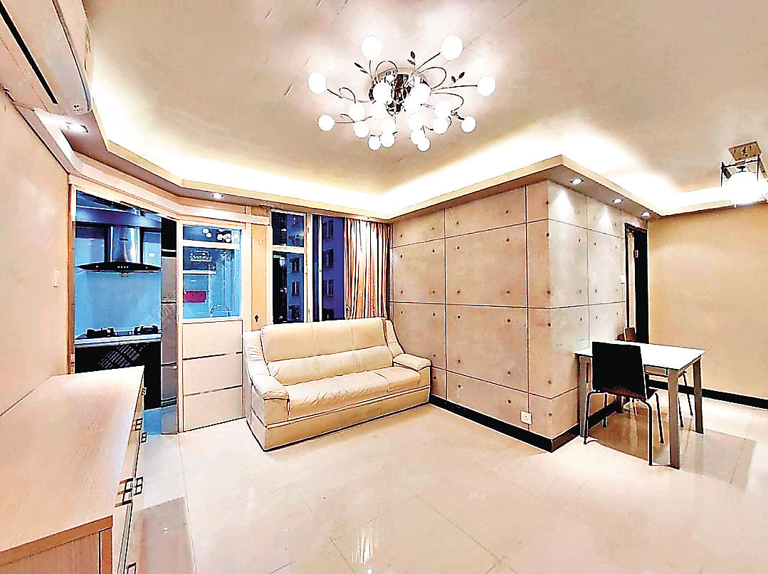 ■客飯廳裝修金碧輝煌。