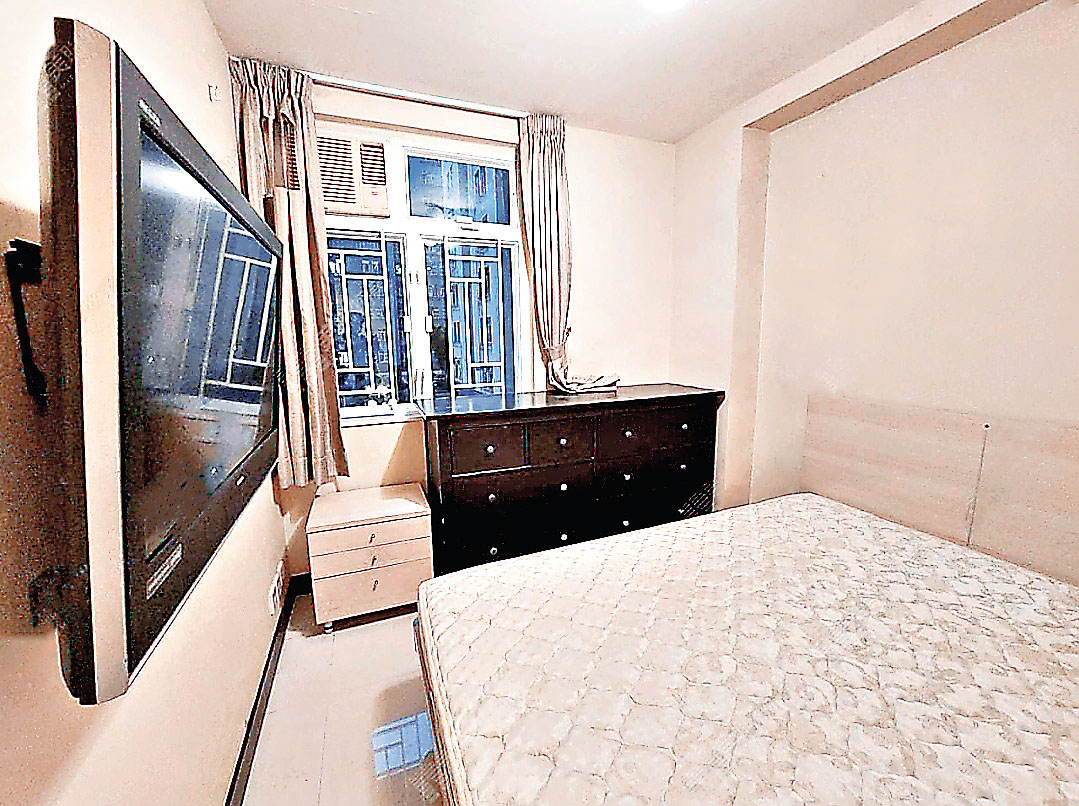 ■主人房可放得落大床、掛牆電視和收納衣櫃。