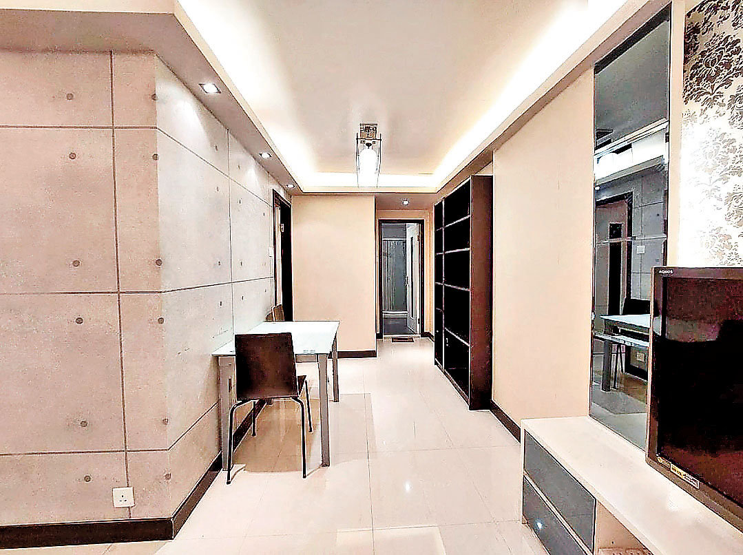 ■飯廳另處一角，旁邊有大型裝飾櫃。