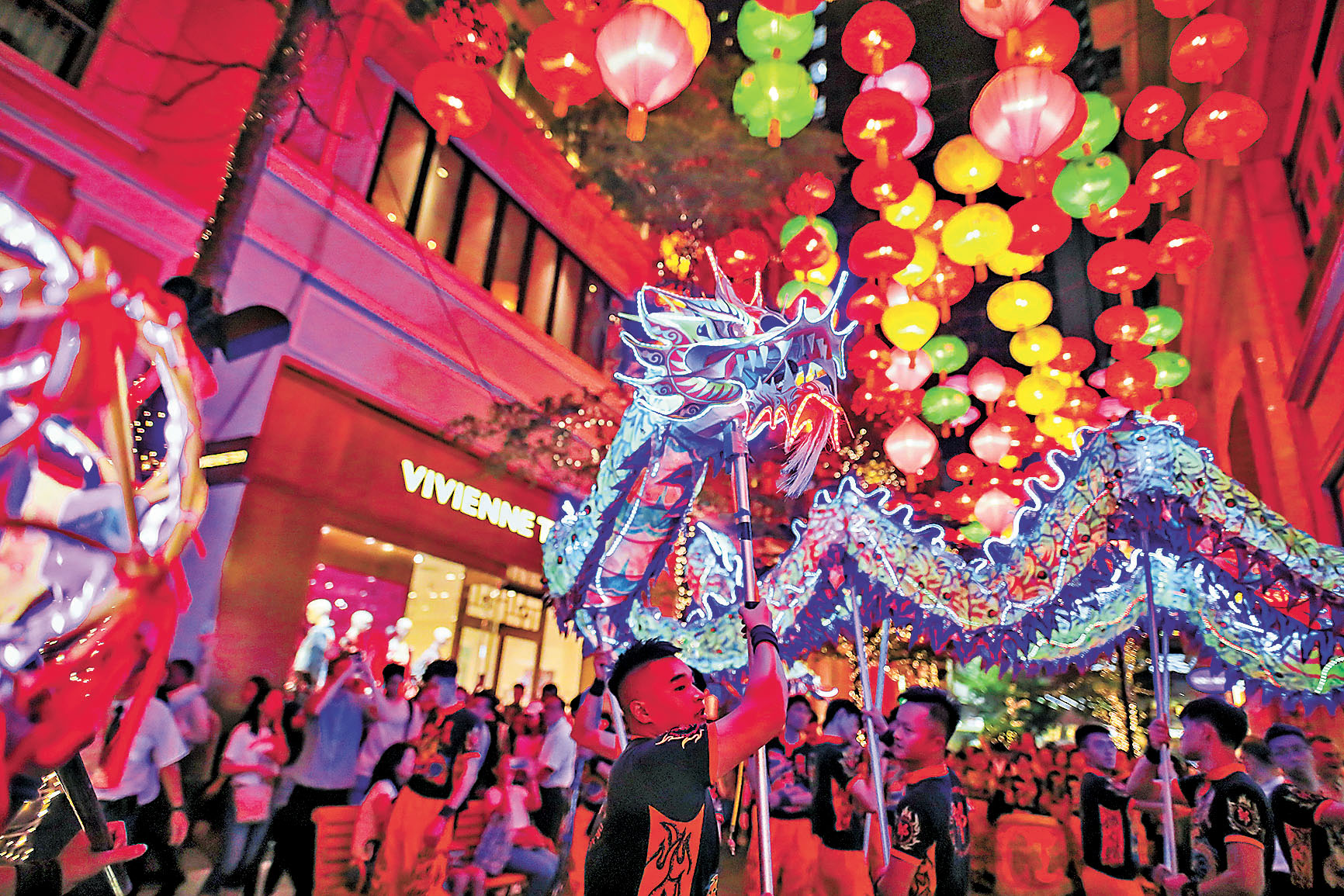 ■由LED燈製作而成的18米長舞火龍。