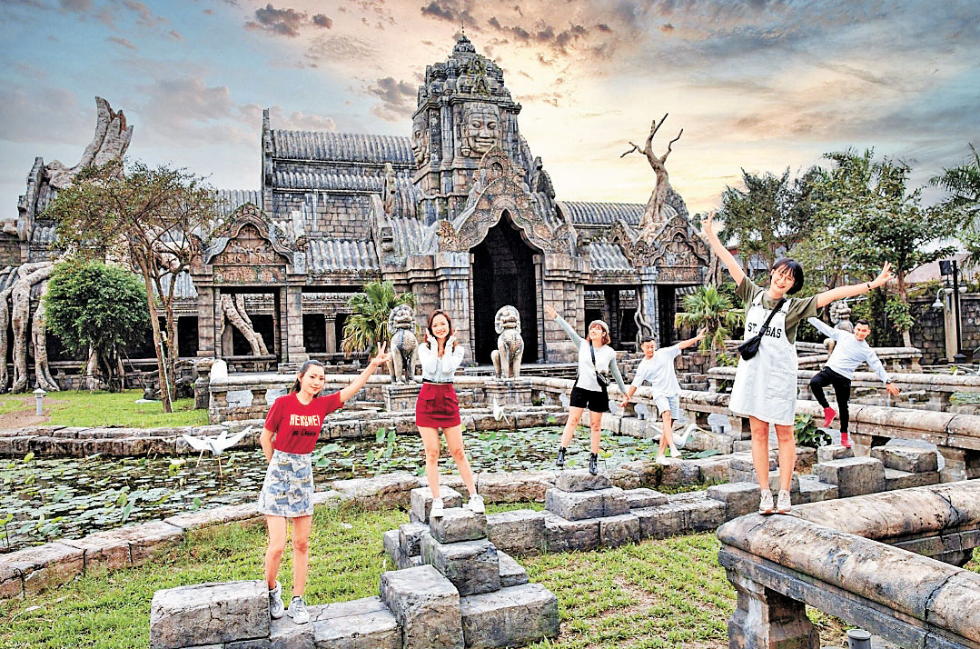■太陽世界亞洲公園中的亞洲國家特色建築之一，東埔寨吳哥窟。