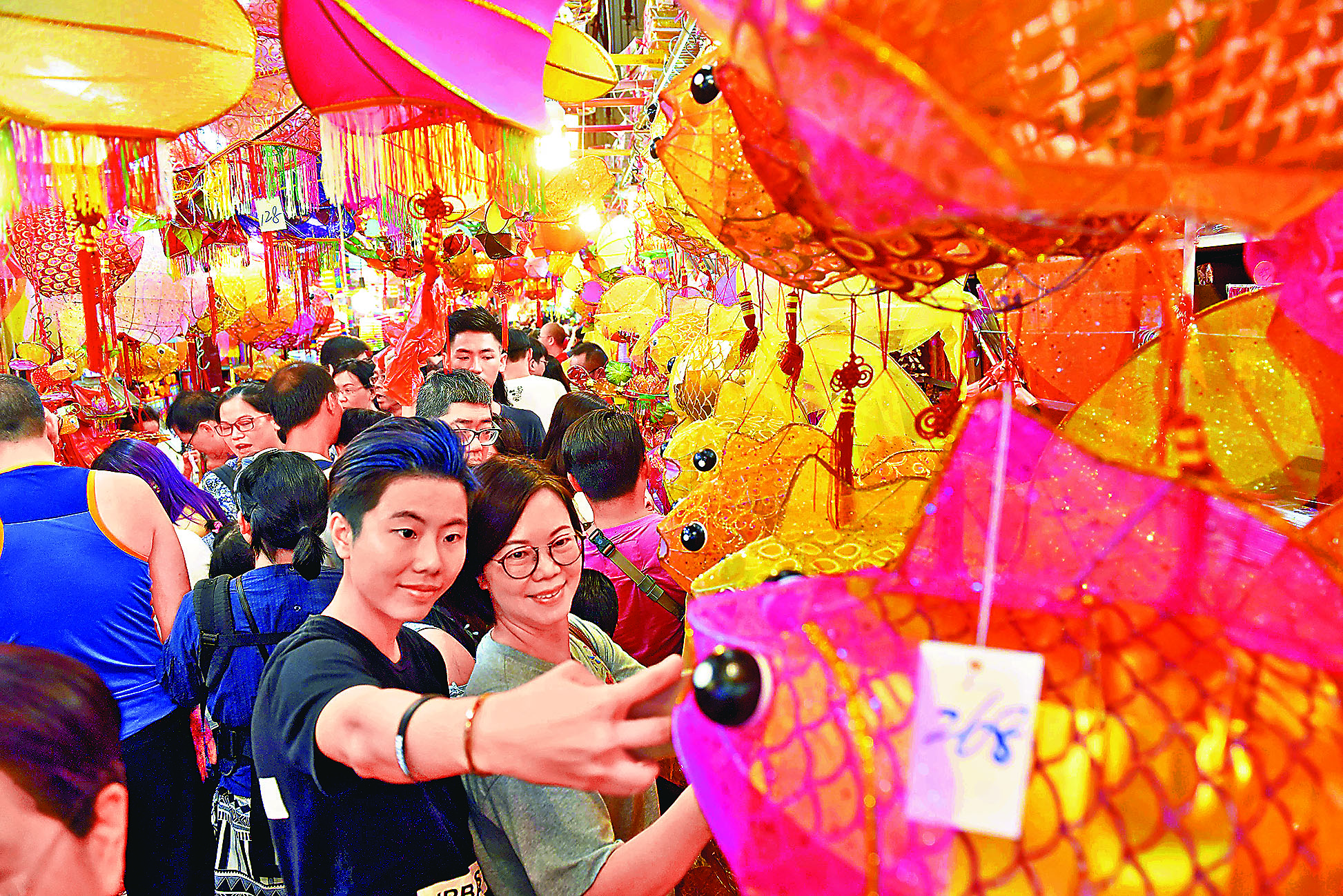 ■大家在燈籠街大玩自拍。
