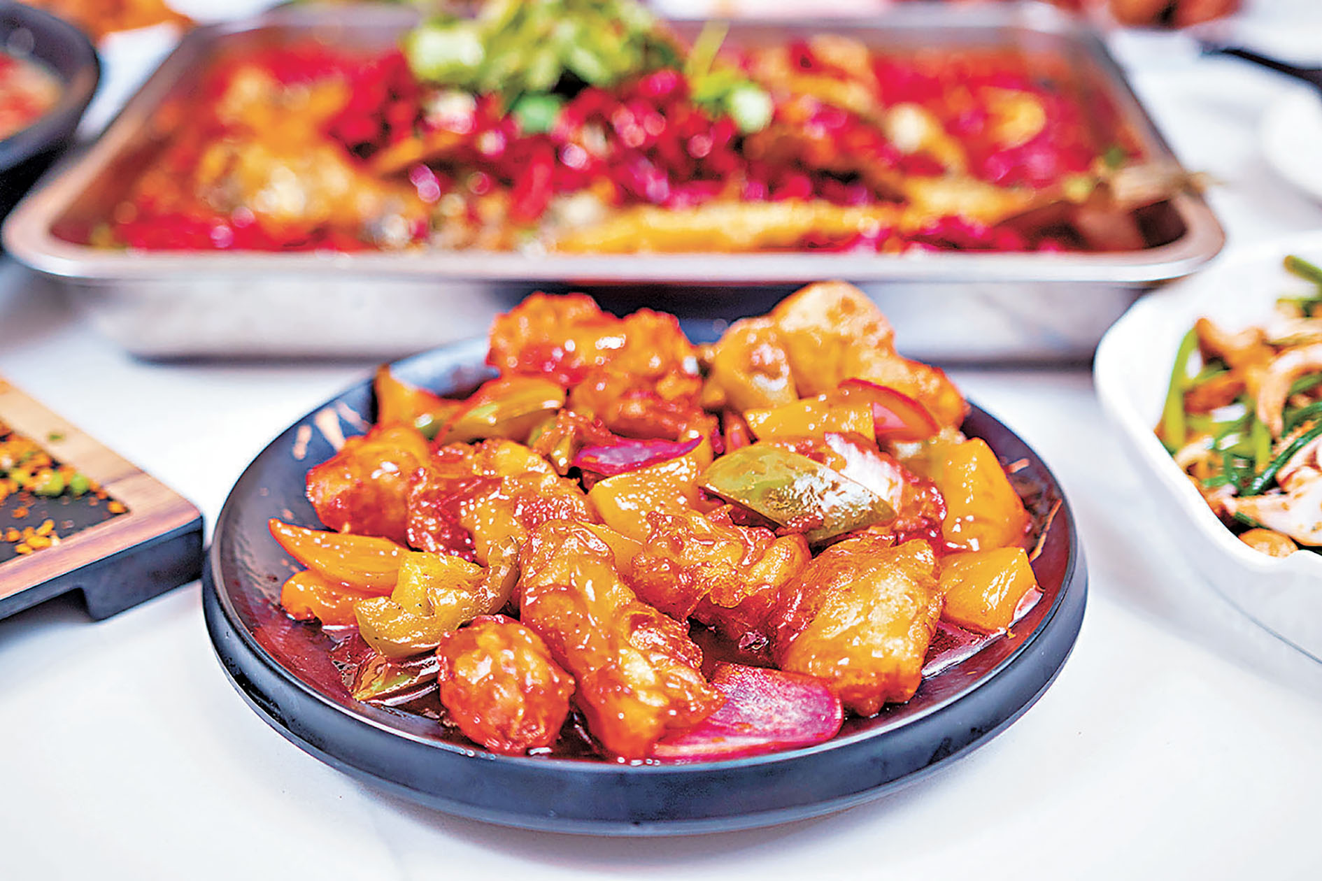 ■拔絲脆皮咕嚕肉甜酸香味誘人。