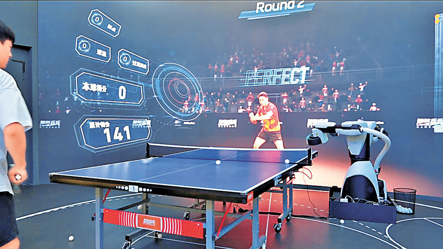 ■發球機器人採用仿人設計，能實現各種專業發球。