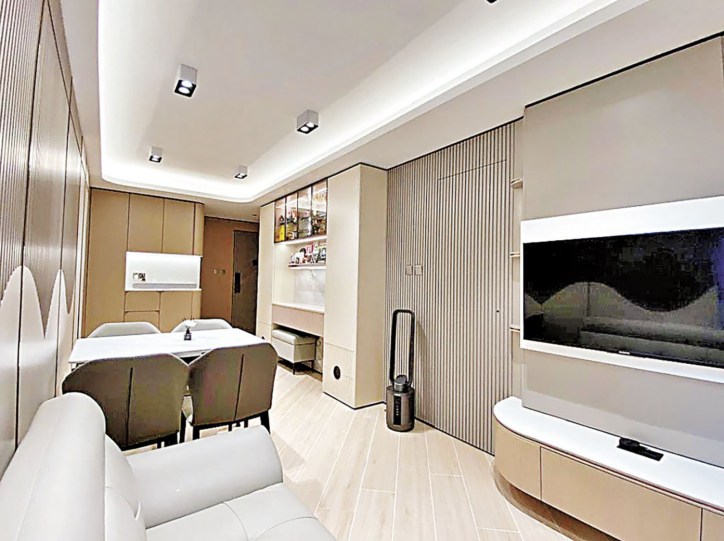 ■大廳打造的燈槽，用以襯托大廳的特色牆身木飾面板。