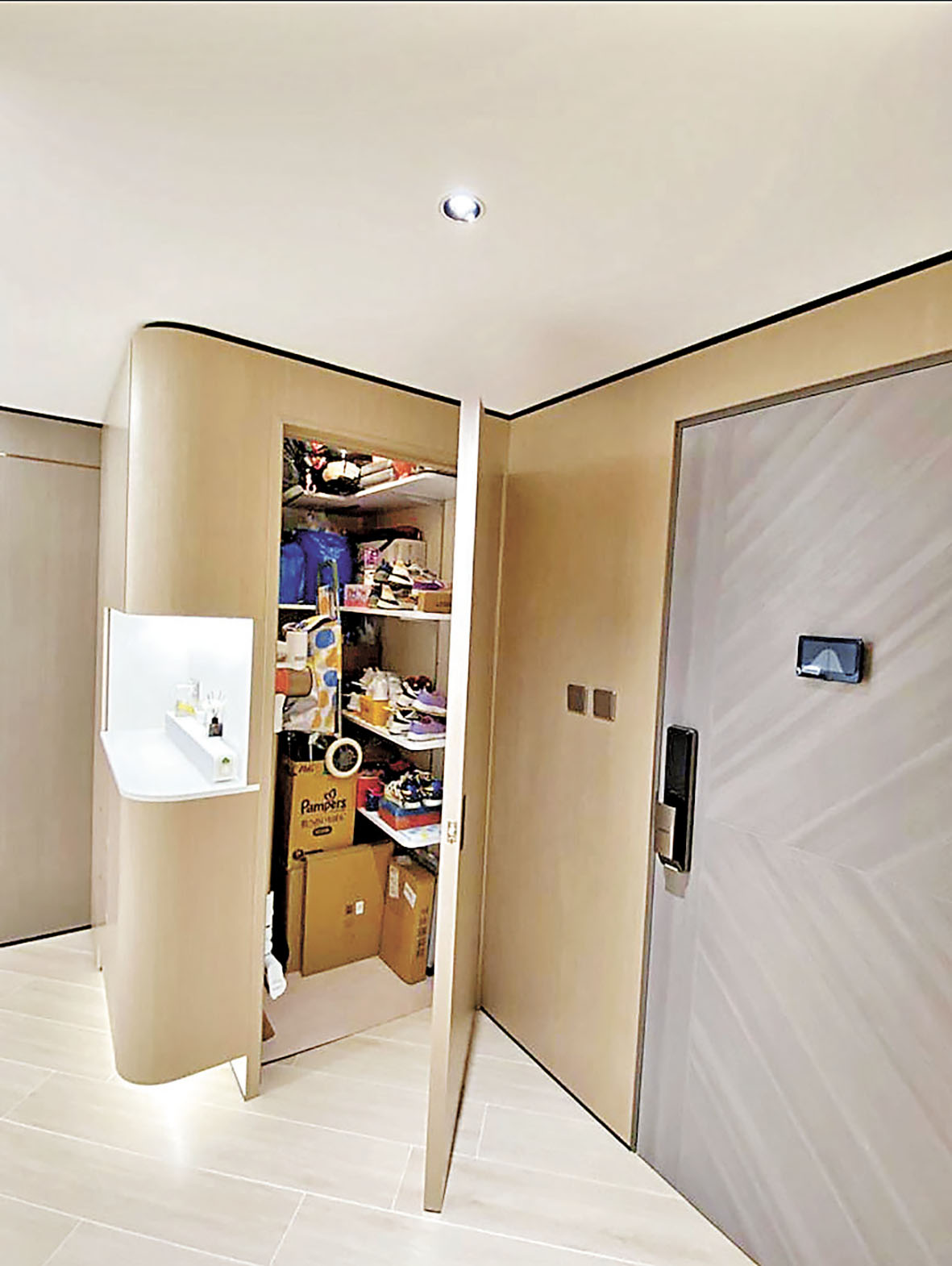 ■推門入內，右邊就有一個收納小房間。