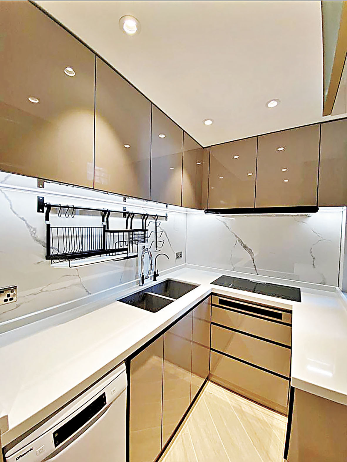 ■開放式廚房色彩柔和，簡單卻不缺質感。