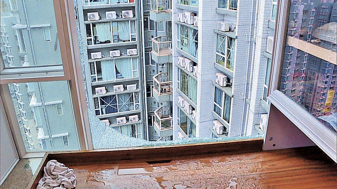 ■有家居窗台玻璃被吹破，雨水滲入屋。 網上圖片