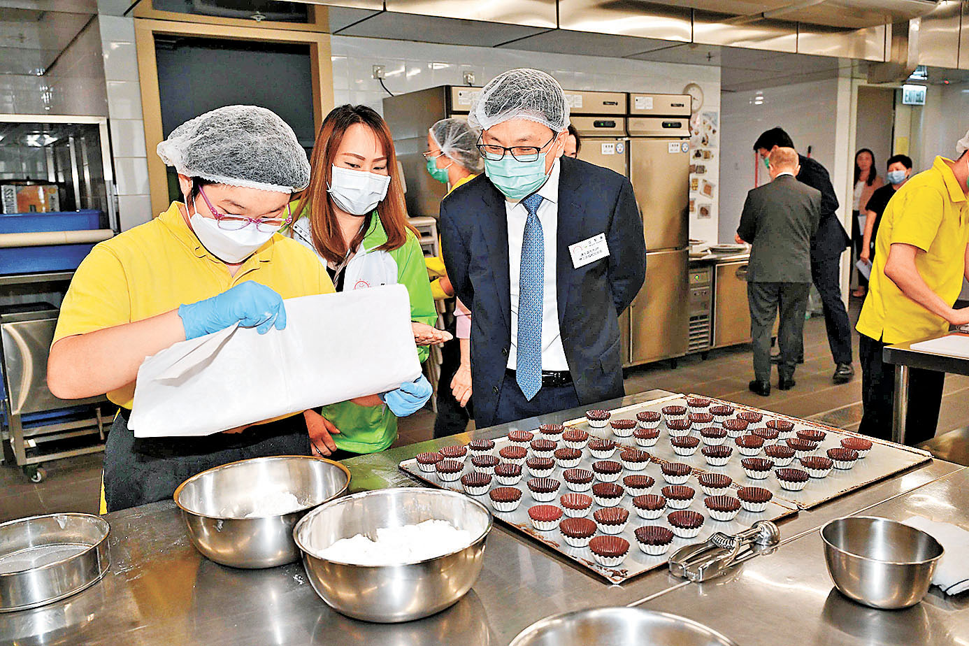 ■智障學員接受餐飲製作訓練。