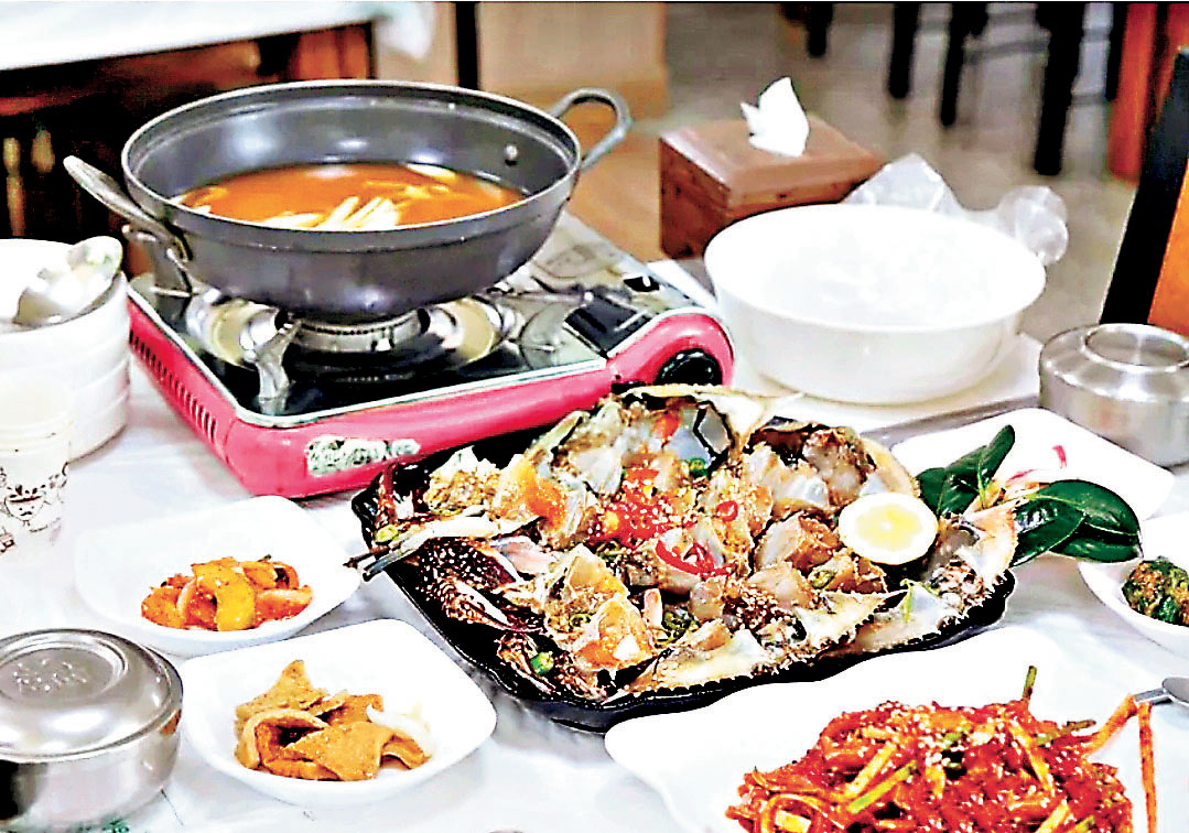■麗水黃金醬蟹火鍋乃當地著名的海鮮美食。