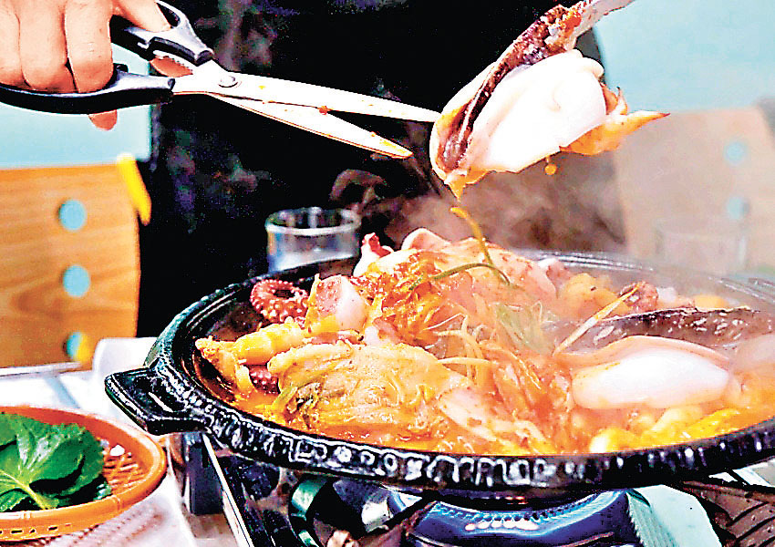 ■麗水的海鮮火鍋配合特製泡菜。
