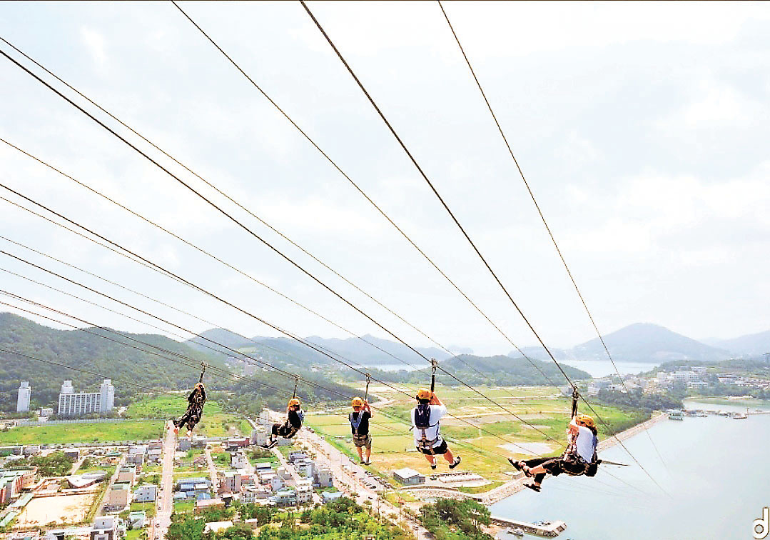 ■「麗水高空滑索」每次最多同時六人出發。
