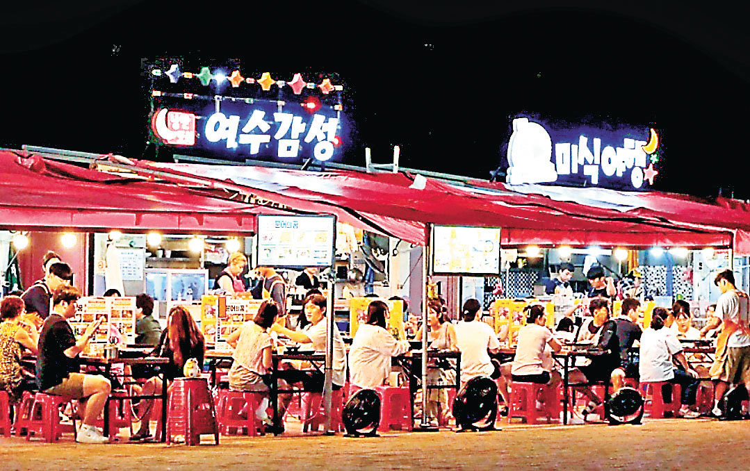 ■「麗水浪漫小吃攤街」每個晚上均擠滿了食客。