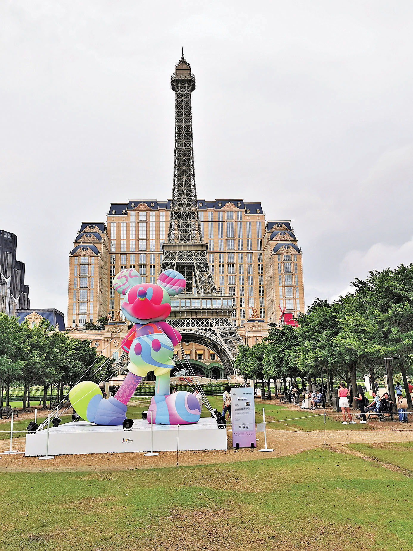 ■Jason Naylor《彩色米奇》系列在澳門巴黎鐵塔前展覽。