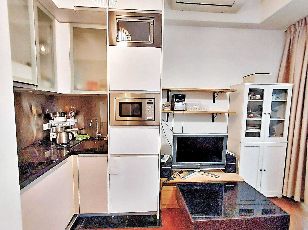 ■開放式廚房位於客廳一角。