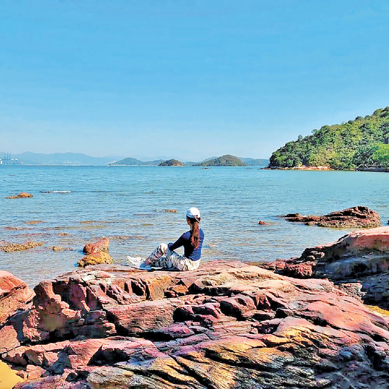 ■三椏灣的海邊暗紅色岩石吸引不少人打卡。 BooBoo@tTrip.com