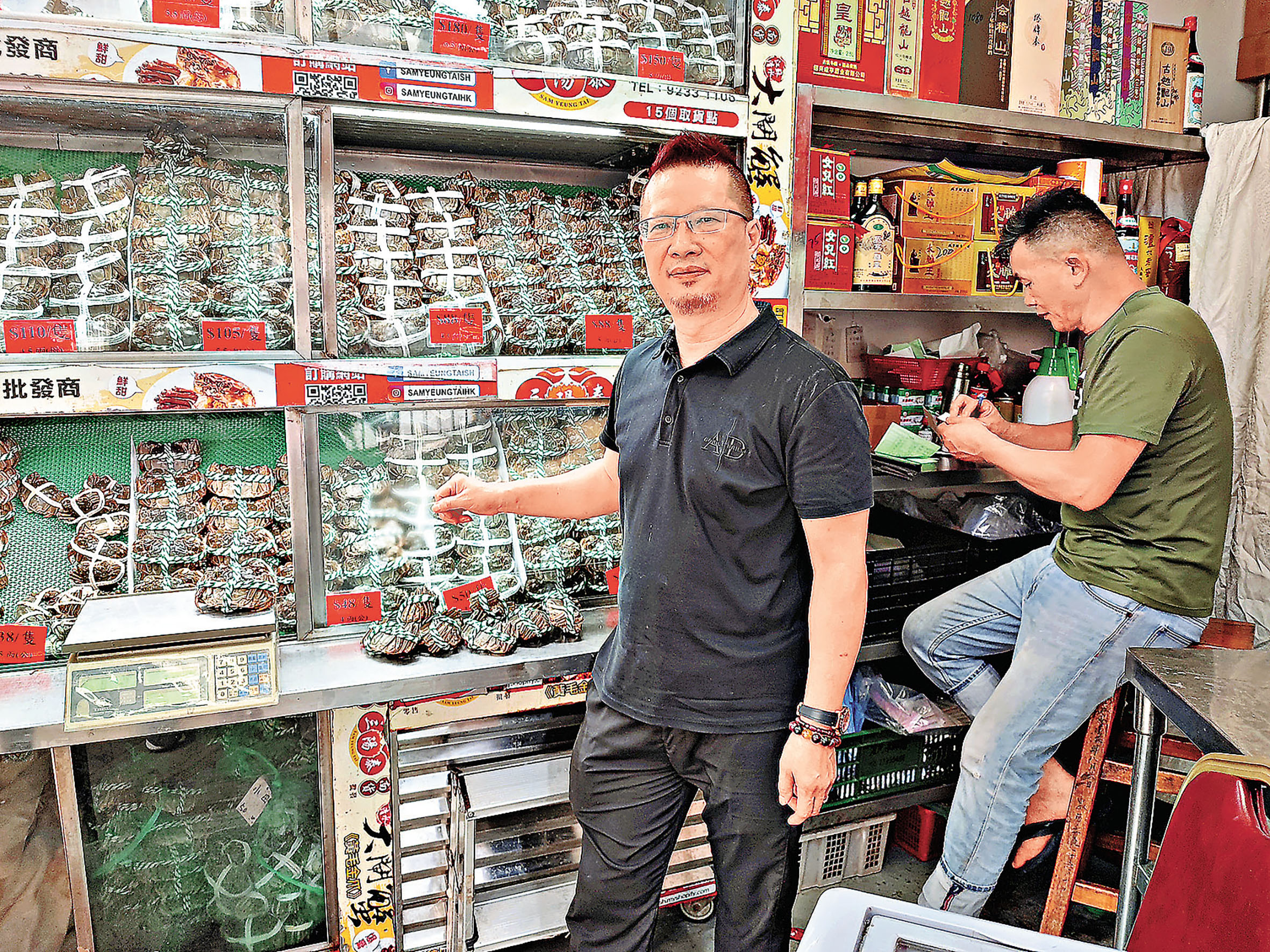 ■三陽泰老闆翁先生表示，大閘蟹空運成本高昂，今年來貨減少1/3。