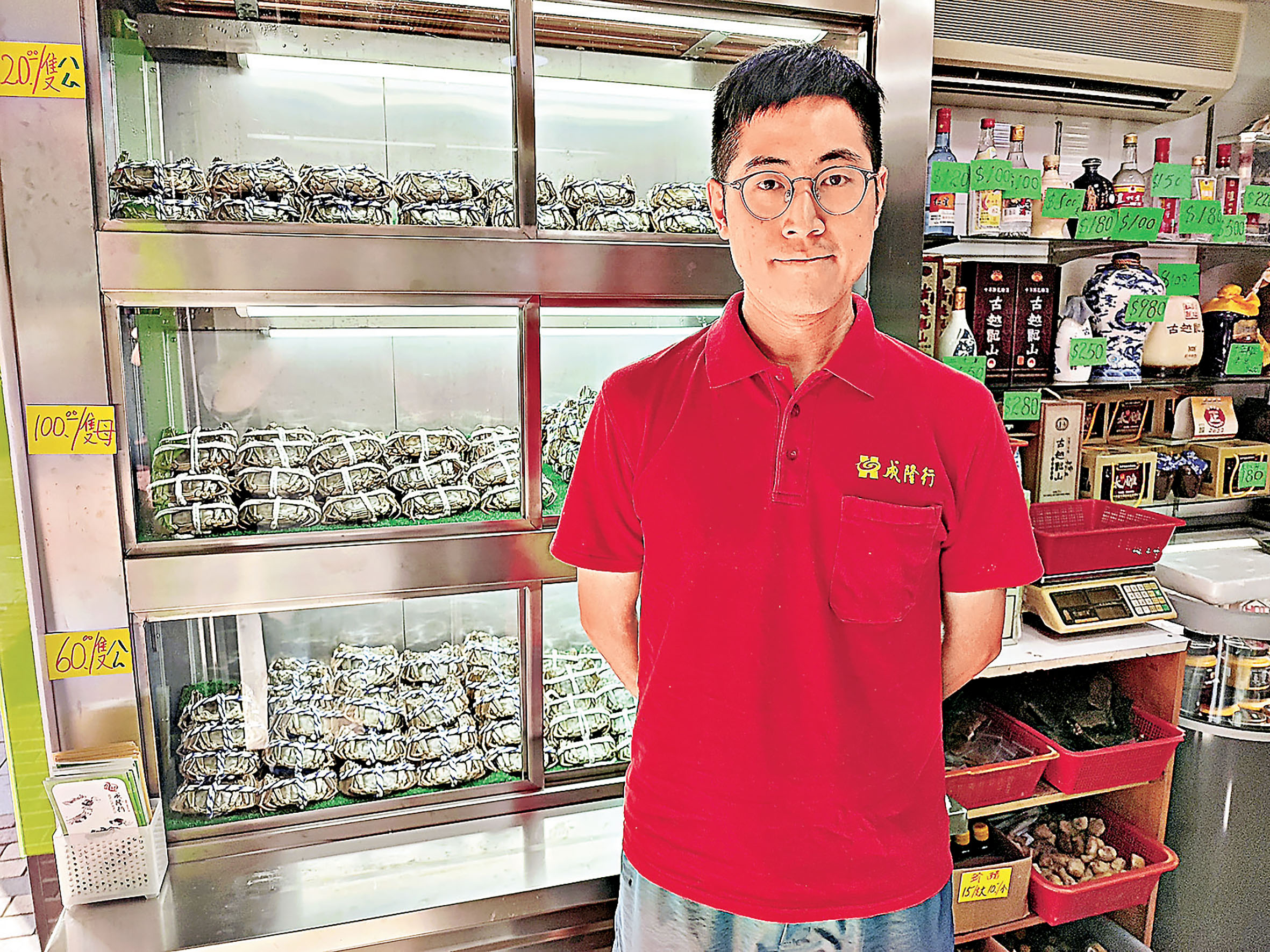 ■成隆行董事蔡育禮表示，今年網店販賣水貨蟹十分猖獗。