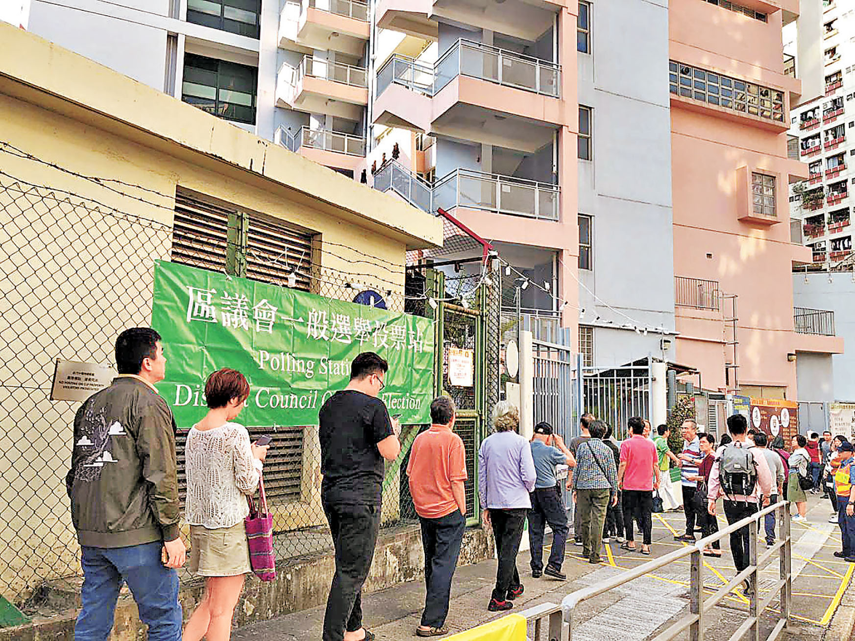 ■往屆的區選票站外大排長龍。   資料圖片