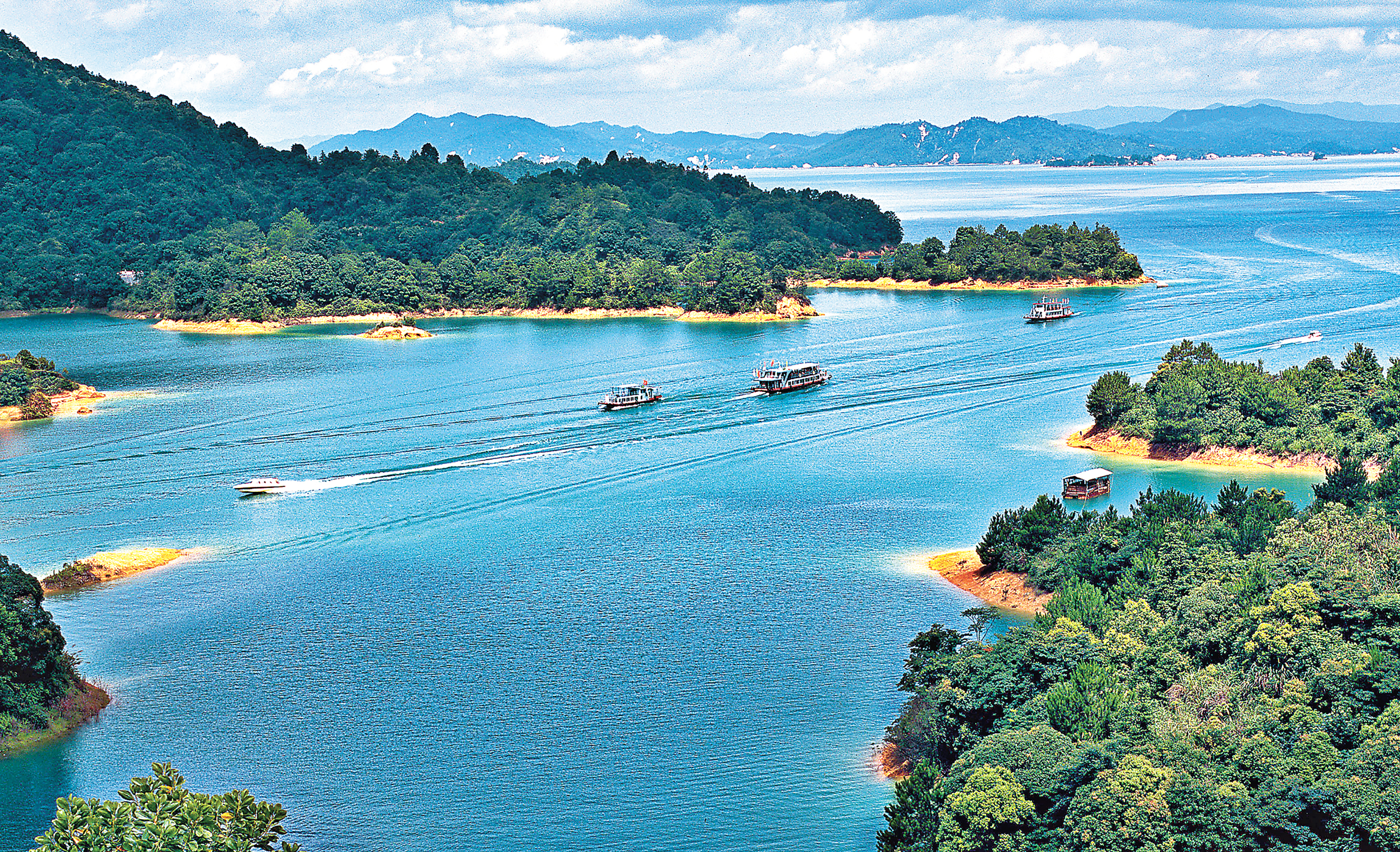 ■萬綠湖水色秀美。