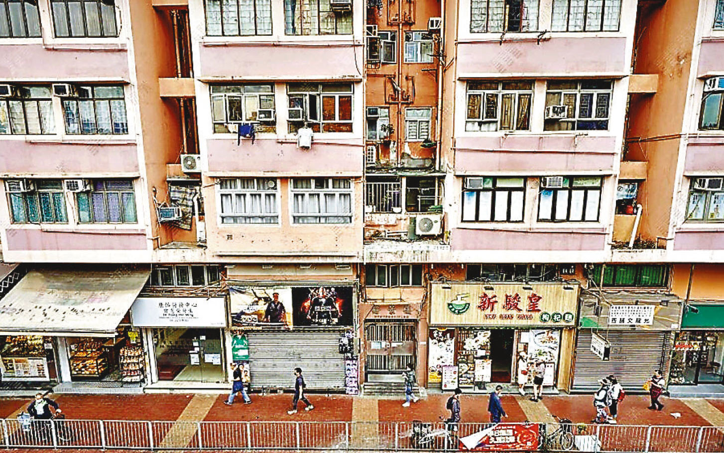 ■元朗好景樓頂層三房連天台戶，獲買家一次過付款382萬承接。    資料圖片