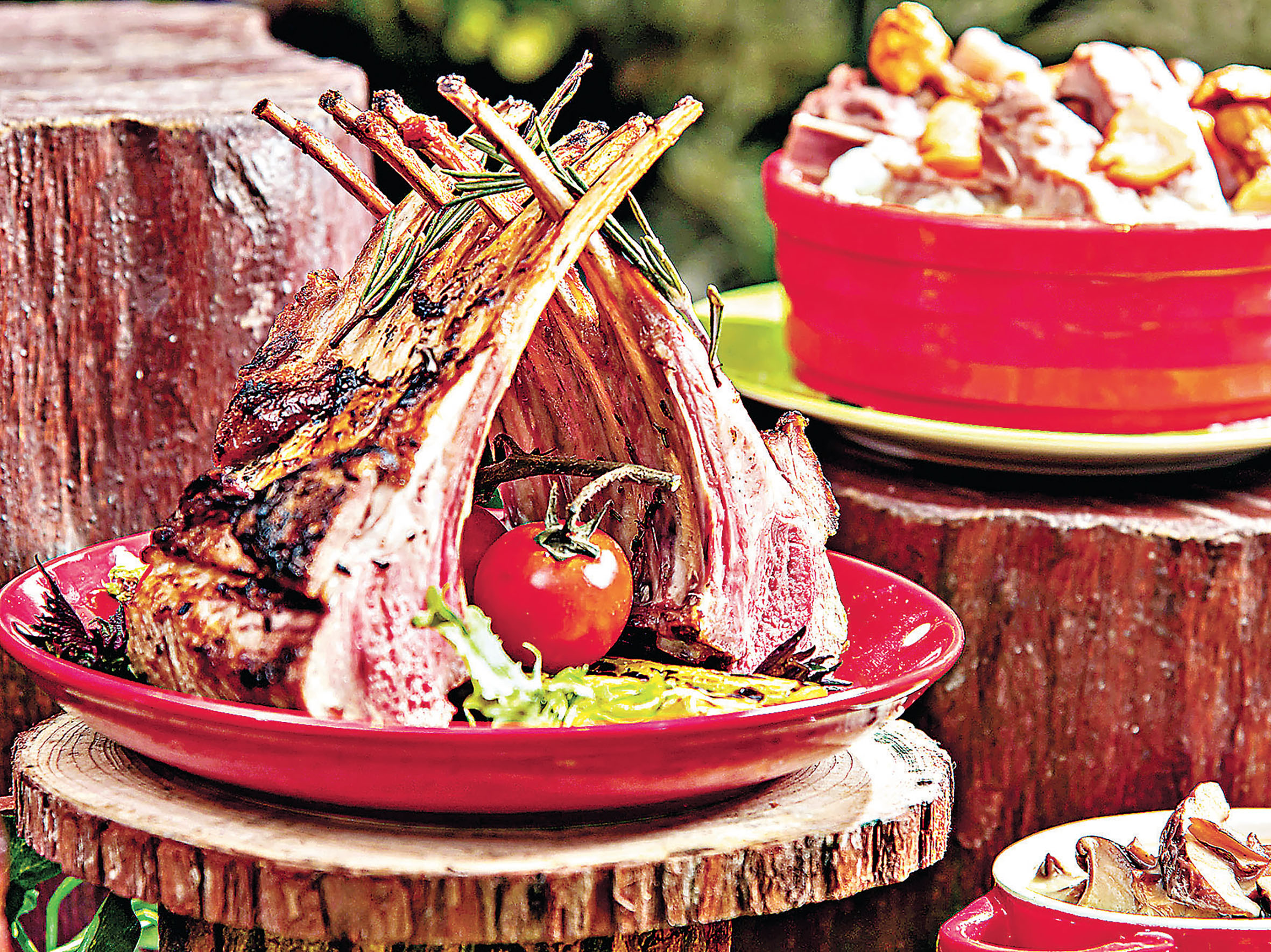 ■自助晚餐供應有機露絲瑪利烤羊架。